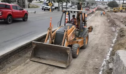 Construccin de tercer carril a la altura del nodo CICESE-UABC