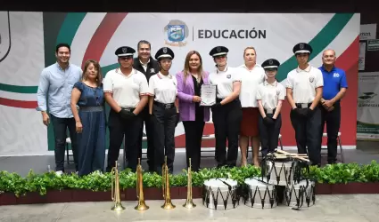 Entregan premios a ganadores del concurso de Bandas de Guerra