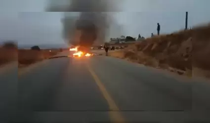 Jornaleros bloquean carretera en San Quintn en demanda de agua