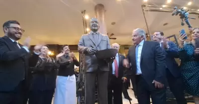 Develan estatua de Csar Cardini, creador de la Ensalada Caesar's