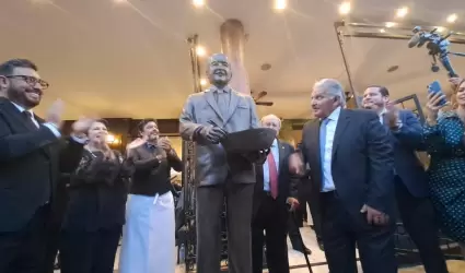 Develan estatua de Csar Cardini, creador de la Ensalada Caesar's