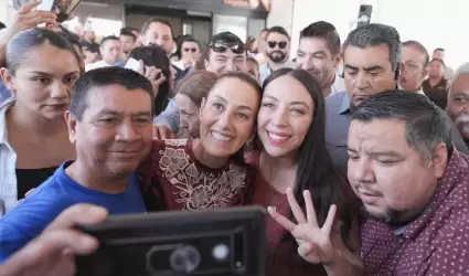 Al ritmo tradicional del mariachi arropan a Claudia Sheinbaum a su llegada a Mex