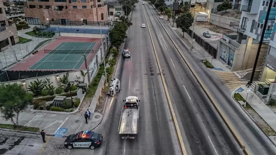 Vuelco de camioneta en el Bulevar Padre Kino deja ilesa a conductora