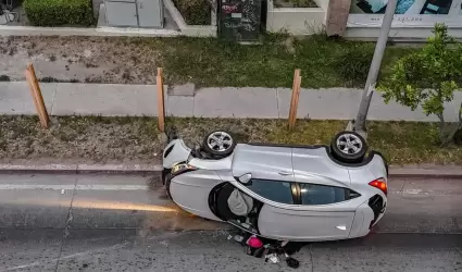 Vuelco de camioneta en el Bulevar Padre Kino deja ilesa a conductora