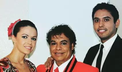 Juan Gabriel con su hijo Ivn Aguilera y su nuera Simona