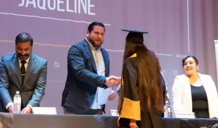 Acompaa alcalde electo a jvenes en su acto de graduacin