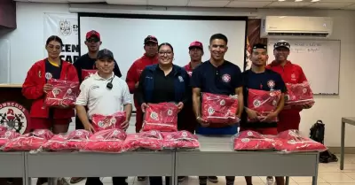 Entrega Gobierno de Ensenada uniformes a salvavidas