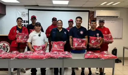 Entrega Gobierno de Ensenada uniformes a salvavidas