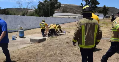 Recupera Bomberos de Ensenada cuerpo de menor en fosa