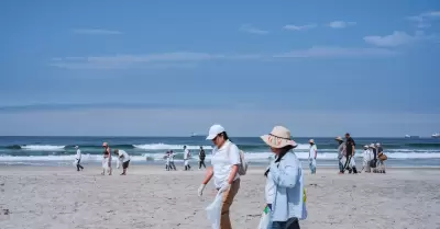 Jornada nacional de limpieza de la playa 'El agua es vida.. el agua se agota'