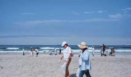 Jornada nacional de limpieza de la playa 'El agua es vida.. el agua se agota'