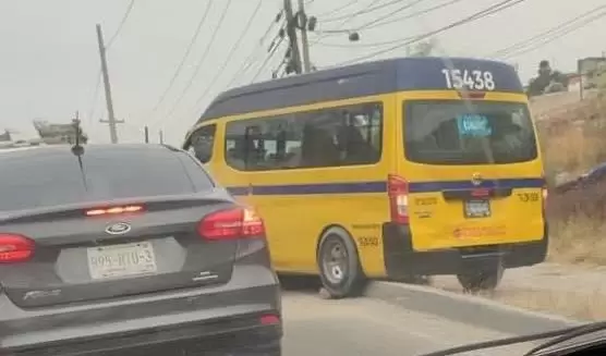 Taxi brinca acotamiento en carretera Tijuana-Tecate; IMOS sanciona al chofer