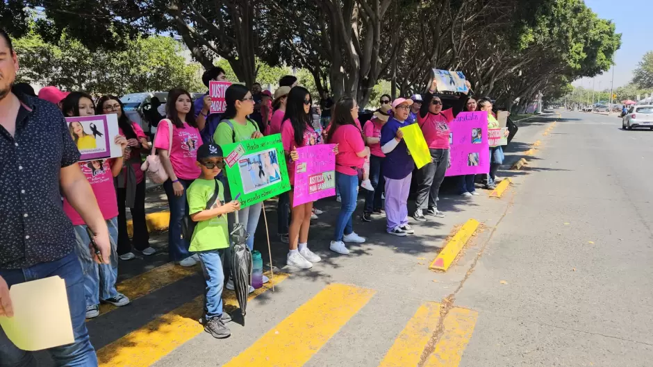 Familiares y amigos de enfermera asesinada marchan a la FGE exigiendo justicia