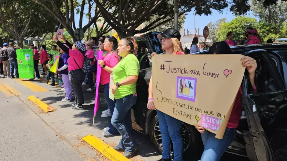 Familiares y amigos de enfermera asesinada marchan a la FGE exigiendo justicia