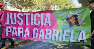 Familiares y amigos de enfermera asesinada marchan a la FGE exigiendo justicia