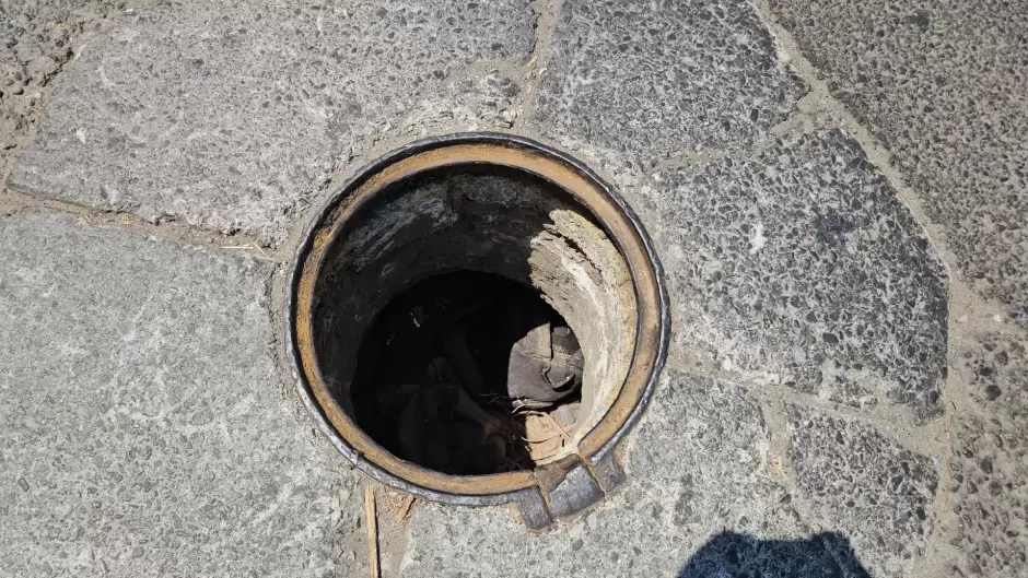 Alcantarilla destapada en Zona Centro