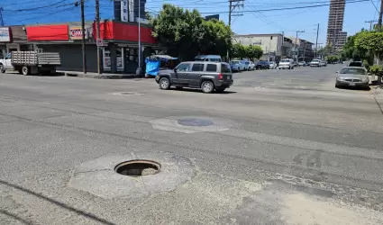 Alcantarilla destapada en Zona Centro