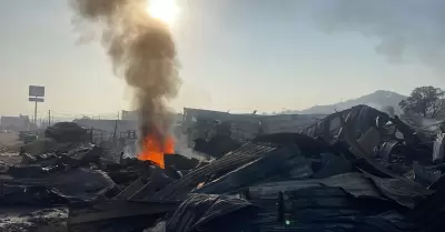 Bomberos mantuvieron vigilancia nocturna en incendio de cuatro negocios en Vied