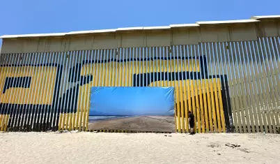 Artista estadounidense "desaparece" parte del muro fronterizo