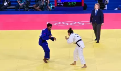 La judoca Prisca Awiti (azul) gana su combate ante Nigara Shaheen