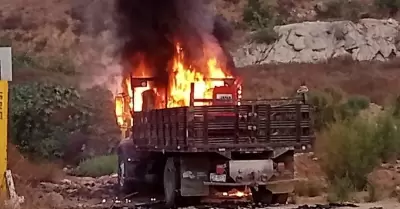 Reportan incendio de tractocamin a un costado del bulevar 2000