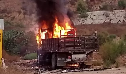 Reportan incendio de tractocamin a un costado del bulevar 2000