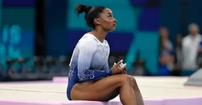 Simone Biles qued hasta el quinto puesto por una cada de la barra de equilibri