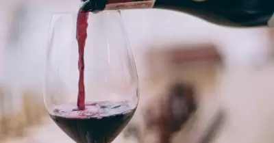 Color de vino tinto.