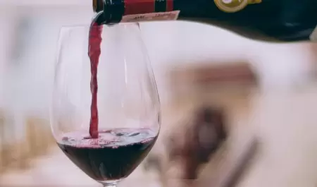 Color de vino tinto.