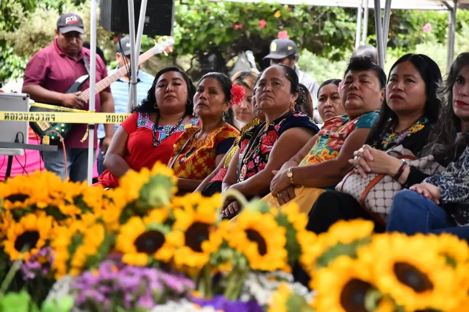 Grupos indgenas en ceremonia "Colores de Mxico"