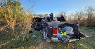 Camioneta abandonada tras enfrentamiento, en Sinaloa