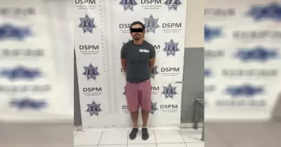 Polic�a municipal asegura a sujeto en posesi�n de veh�culo con reporte robo y or