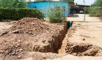 Construccin de alcantarillado sanitario en colonia Santa Fe