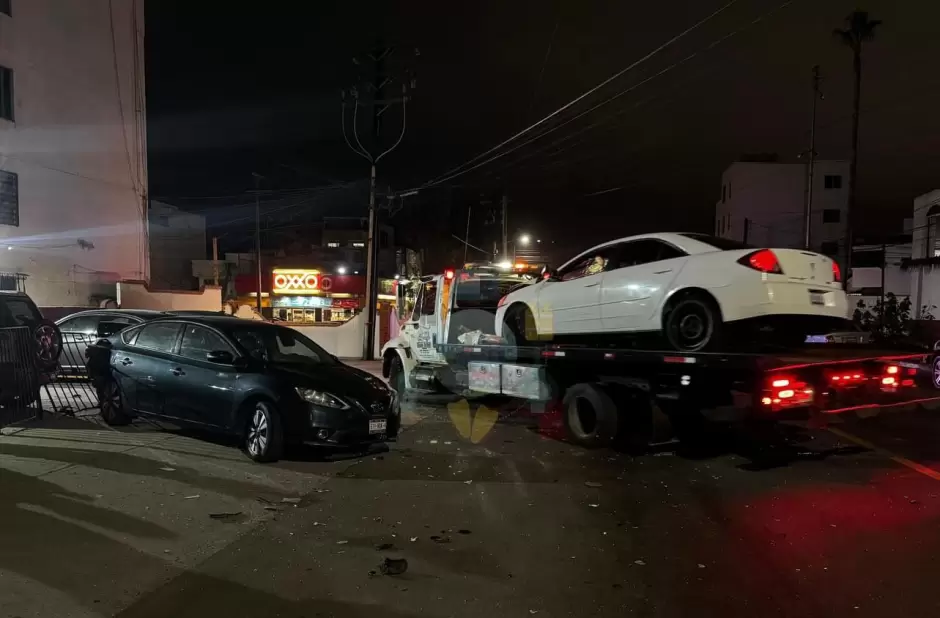 Conductor impacta tres vehculos en Playas de Tijuana