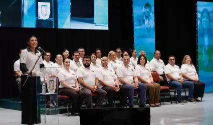 Se pone la camiseta cimarrona gobernadora Marina del Pilar en ceremonia de bienv