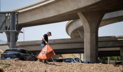 Limpia de campamentos de personas sin hogar en Los ngeles