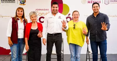 Entrega presidente Ayala Robles apoyos sociales en Villas del Roble