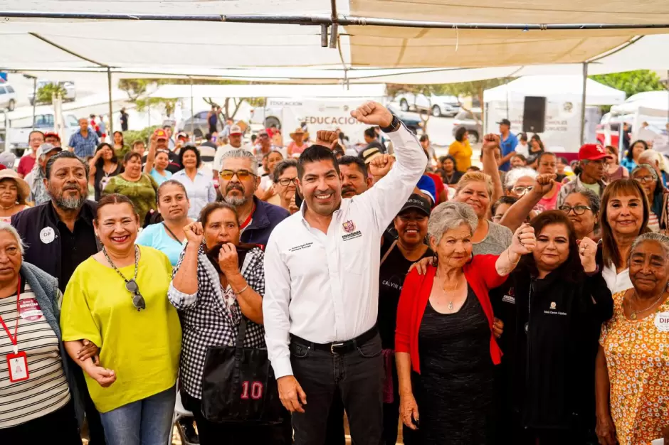 Entrega presidente Ayala Robles apoyos sociales en Villas del Roble