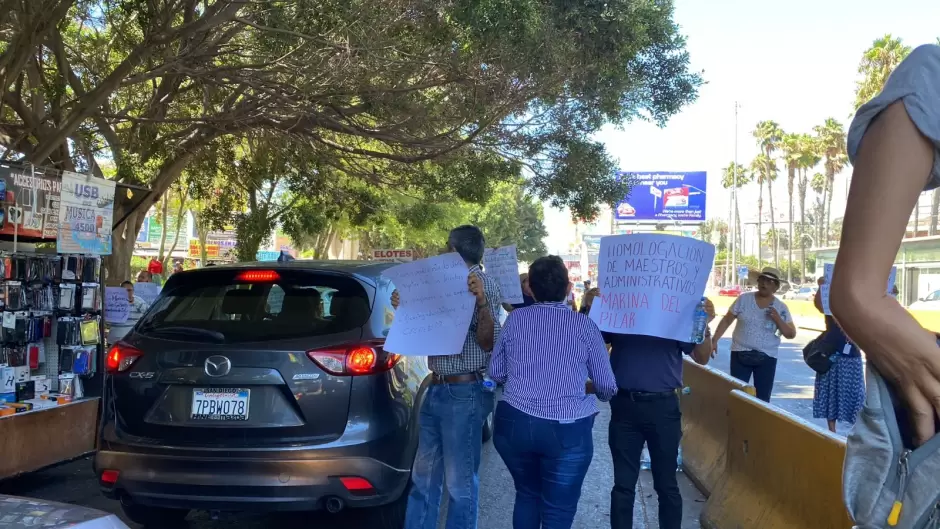 Maestros del Cecyte realizaron un bloqueo intermitente en la garita de San Ysidro