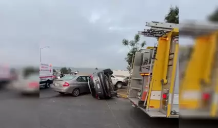 Choque con volcadura en la tercera etapa del Ro Tijuana sin lesionados graves