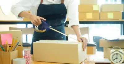 Empacando en una caja de cartn