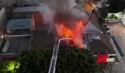 Incendio en departamentos de la Zona Centro deja un herido grave y provoca colap