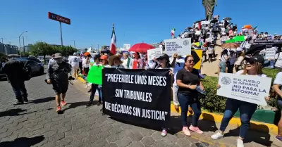 Marchan en BC contra reforma judicial; interponen recursos en contra de la inici