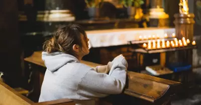 Mujer rezando templo catlico