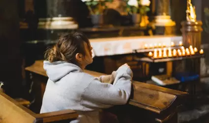 Mujer rezando templo catlico