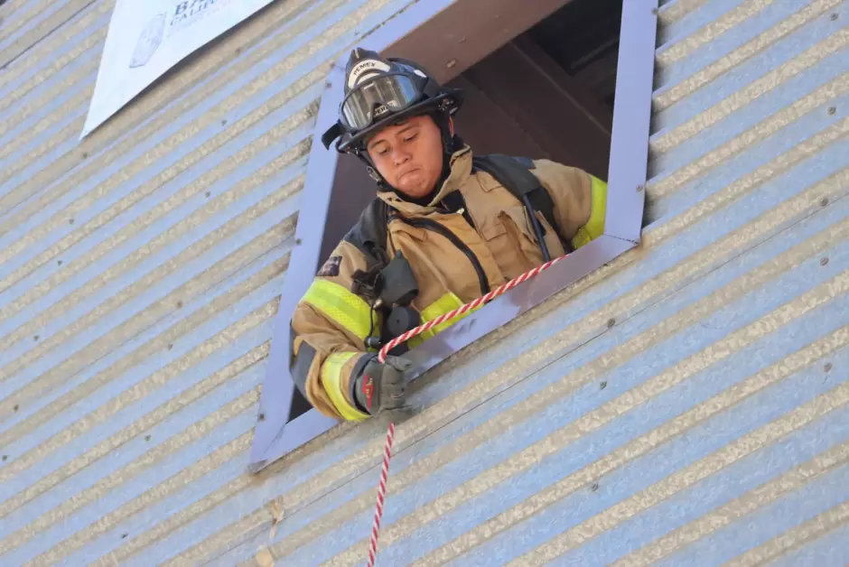 Demuestran Bomberos de Baja California su valor en competencia estatal