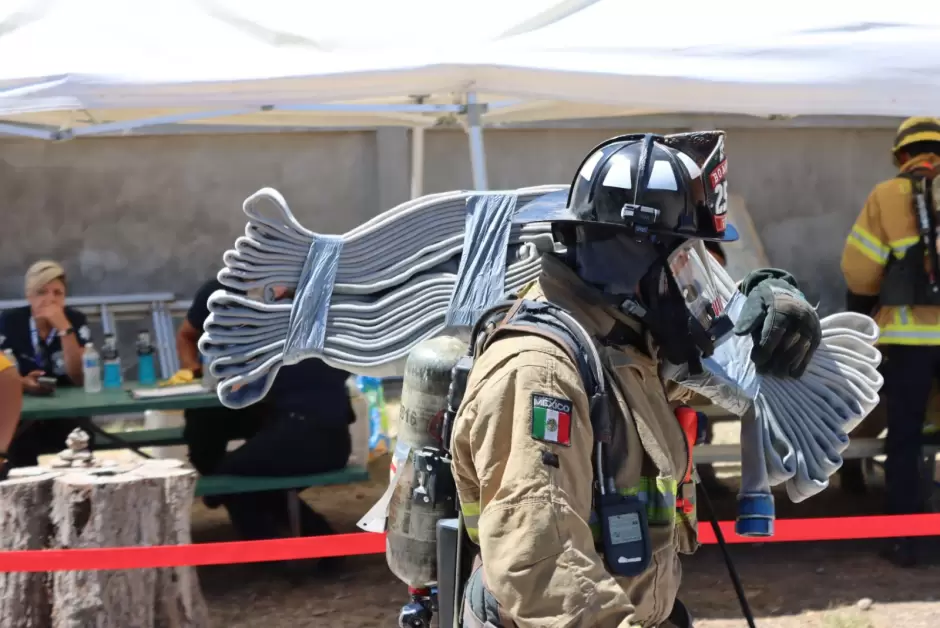 Demuestran Bomberos de Baja California su valor en competencia estatal