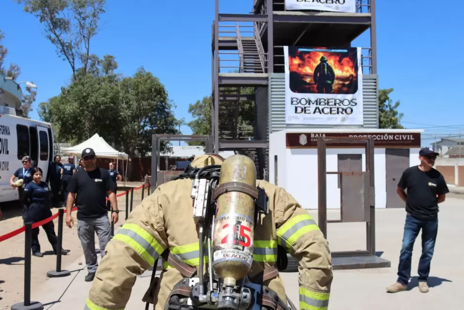 Demuestran Bomberos de Baja California su valor en competencia estatal