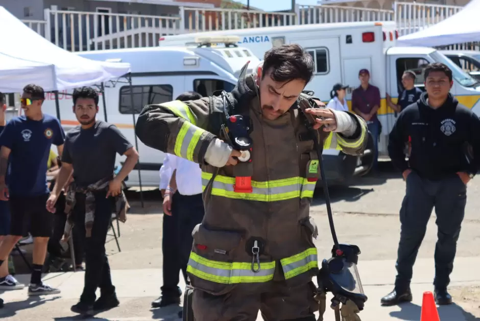 Demuestran Bomberos de Baja California su valor en competencia estatal