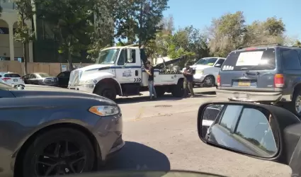 Denuncian bloqueo del estacionamiento en parque Benito Jurez por manifestantes